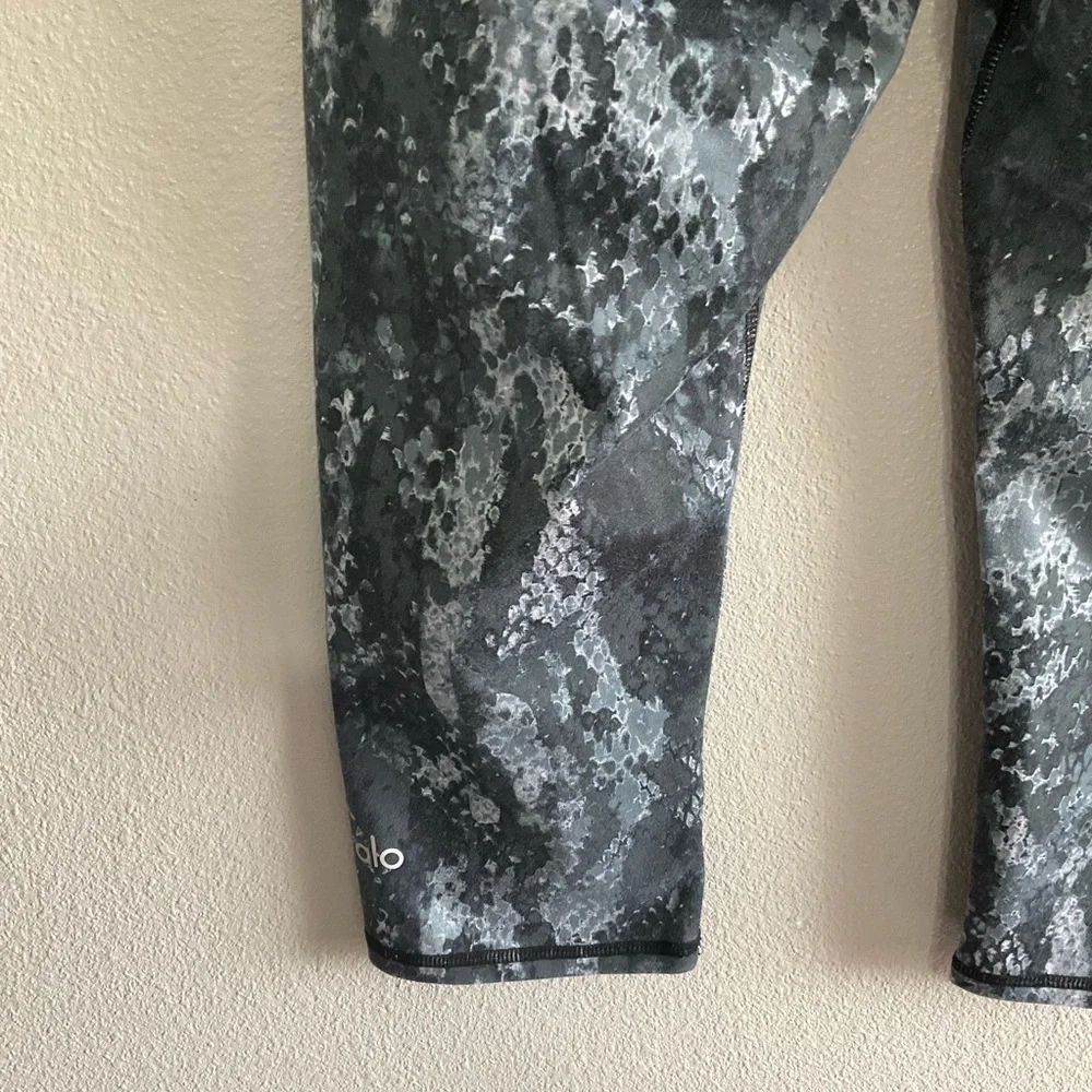 Alo snake print yoga capri leggings size Small